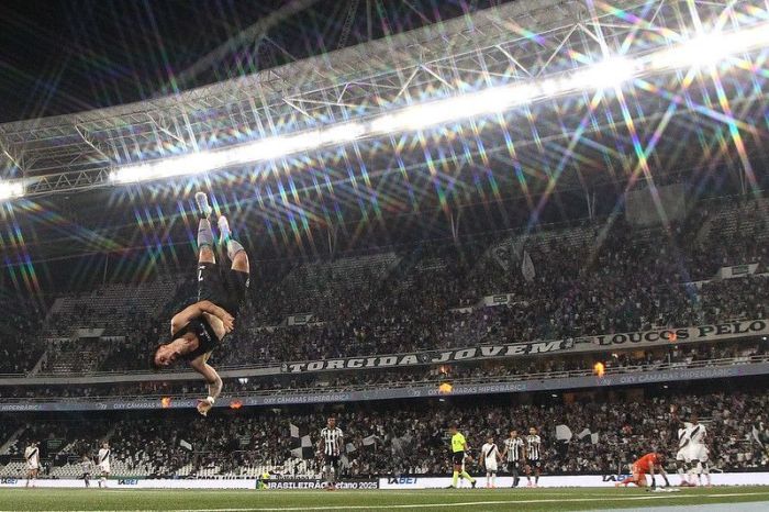 Artur foi advertido na comemoração do gol ao tirar a camisa