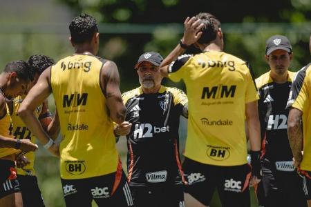 Técnico Jorge Sampaoli no comando do treino do Atlético