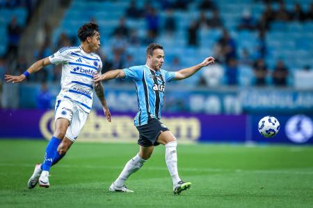 Arthur e Kaio Jorge disputam a bola durante jogo entre Grêmio e Cruzeiro, pelo Brasileirão