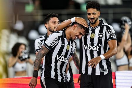 Botafogo: David Ricardo, zagueiro do Glorioso, vibra com gol sobre o Vasco