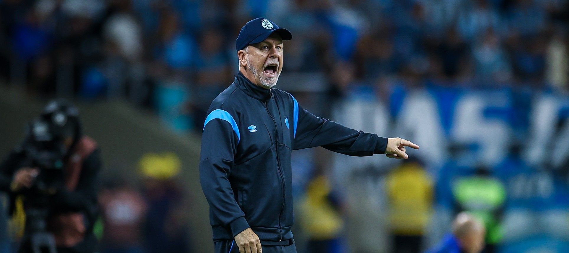 Mano Menezes critica arbitragem, mas elogia qualidade do Cruzeiro contra Grêmio
