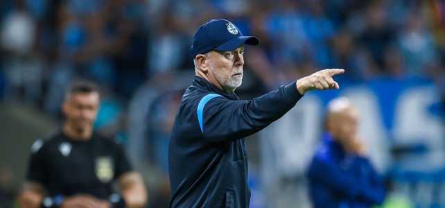 Mano Menezes à beira do campo da Arena do Grêmio, em Porto Alegre, durante a derrota para o Cruzeiro