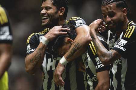 Jogadores do Atlético comemorando terceiro gol sobre o Bahia