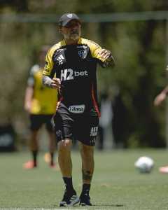 Técnico Jorge Sampaoli no comando do treino do Atlético na Cidade do Galo