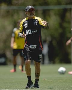 Técnico Jorge Sampaoli no comando do treino do Atlético na Cidade do Galo