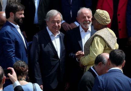 Foto de família com integrantes da Cúpula dos Líderes, na COP 30
