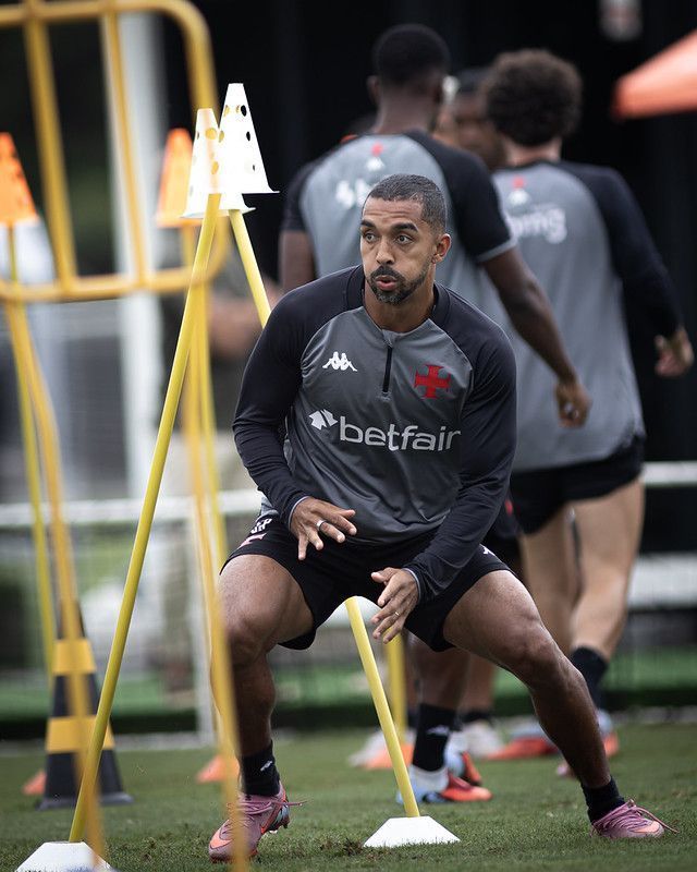 Fernando Diniz pode ter até quatro desfalques no Vasco para duelo contra o Grêmio