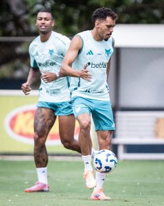 Eduardo, volante do Cruzeiro, durante treinamento na Toca da Raposa II