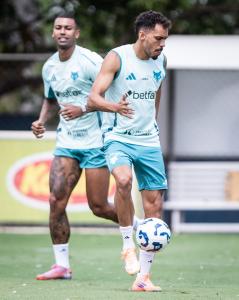 Eduardo, volante do Cruzeiro, durante treinamento na Toca da Raposa II