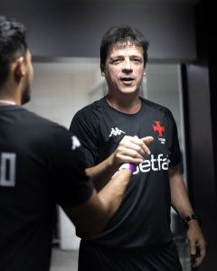 Fernando Diniz ainda tem dúvida no time do Vasco para encarar o Bahia