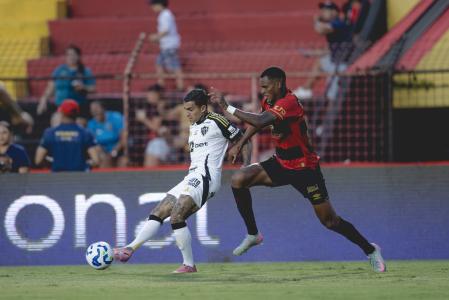 Dudu, do Atlético, em ação contra o Sport, neste sábado (8)