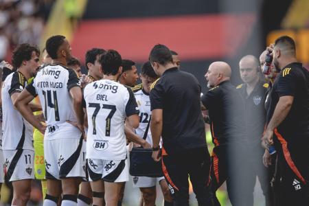 Time do Atlético recebe orientações de Jorge Sampaoli, contra o Sport, neste sábado (8), na Ilha do Retiro