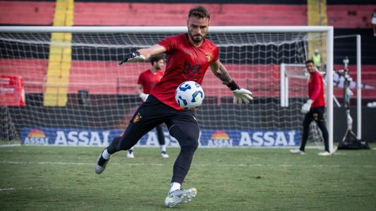 Goleiro Gabriel durante treino do Sport na Ilha do Retiro