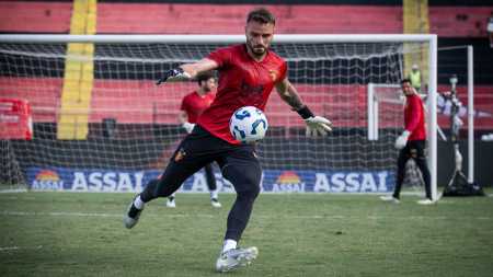 Goleiro Gabriel durante treino do Sport na Ilha do Retiro
