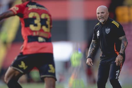 Jorge Sampaoli em ação no jogo entre Sport e Atlético, neste sábado (8), na Ilha do Retiro