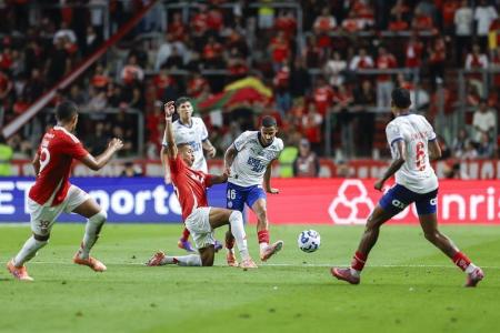 Bahia e Internacional se enfrentaram na noite deste sábado (8)