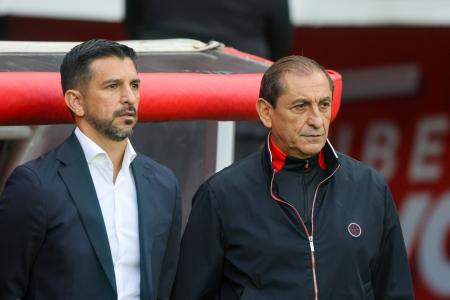 À esquerda, Emiliano Díaz, e à direita, Ramón Díaz, líderes da comissão técnica do Inter