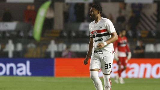 Sabino, zagueiro do São Paulo, em partida contra o RB Bragantino