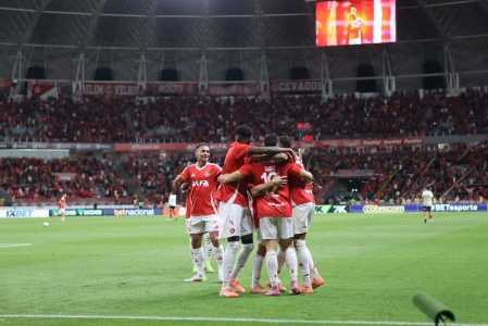 Jogadores do Inter comemora gol no Beira-Rio