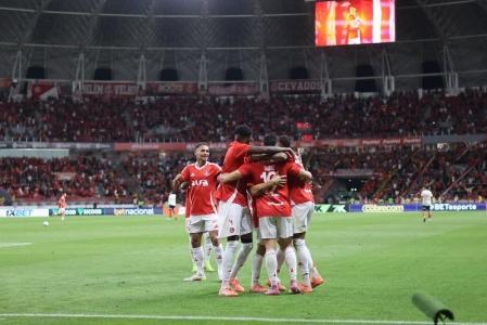 Jogadores do Inter comemora gol no Beira-Rio