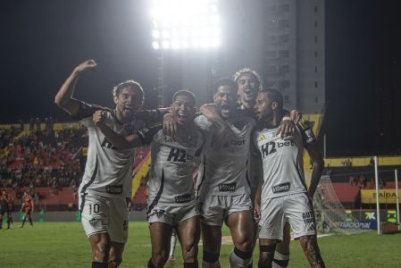 Time do Atlético comemorando gol na Ilha do Retiro