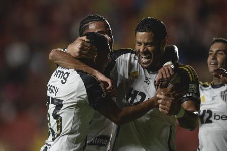 Time do Atlético comemorando gol sobre o Sport
