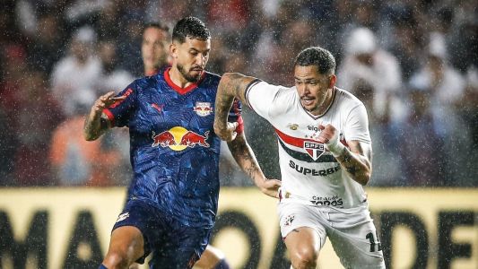 Pedro Henrique, do RB Bragantino, e Luciano, do São Paulo, em partida pelo Brasileiro