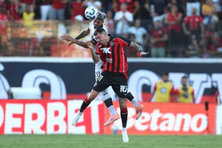 Jogadores de Vitória e Botafogo durante partida pelo Campeonato Brasileiro neste domingo (9)