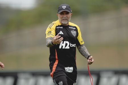 Jorge Sampaoli durante treinamento na Cidade do Galo