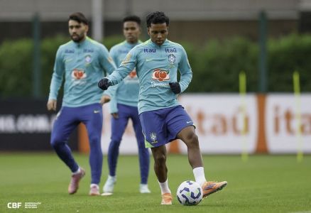 Elenco da Seleção Brasileira durante treino em Londres