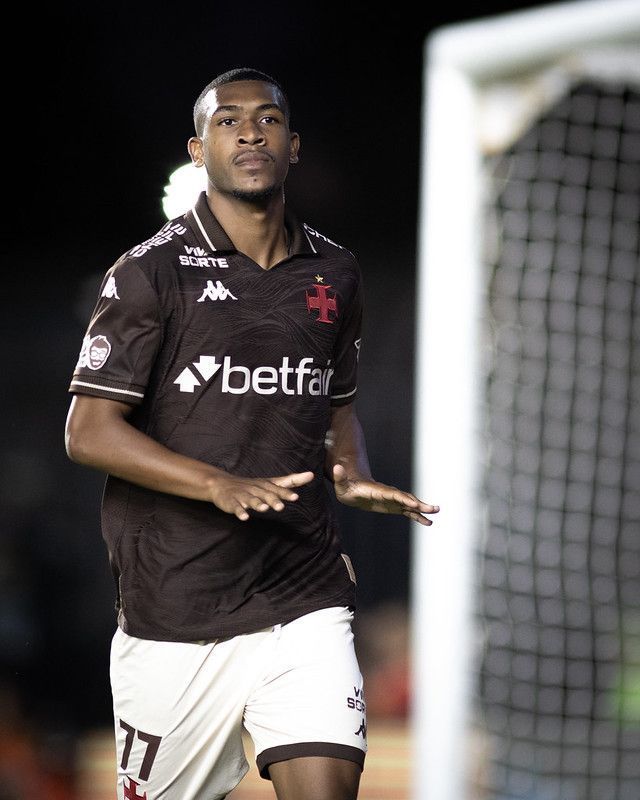 Vasco corre contra o tempo e tenta ampliar contrato de joia da equipe titular