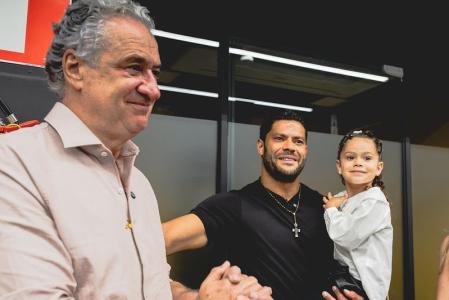 Sérgio Coelho ao lado de Hulk durante homenagem do Atlético