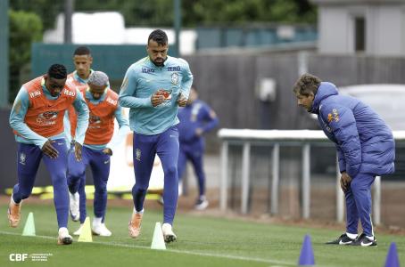 Fabrício Bruno em treinamento na Seleção Brasileira