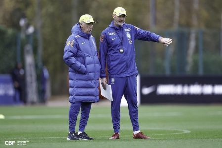 Ancelotti durante treino da Seleção Brasileira em Londres