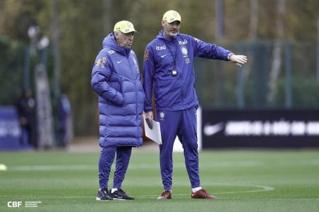 Ancelotti durante treino da Seleção Brasileira em Londres