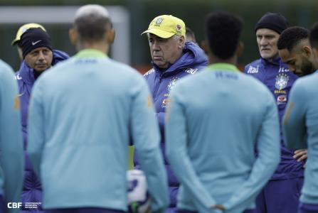 Ancelotti em treino da Seleção Brasileira em Londres
