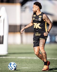 Neymar será titular do Santos no clássico contra o Palmeiras