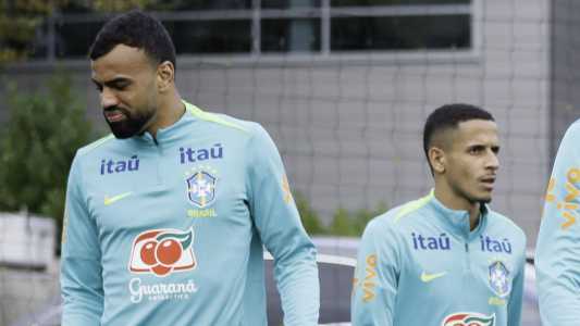 Zagueiro Fabrício Bruno e lateral-esquerdo Luciano Juba durante treino da Seleção Brasileira