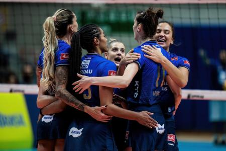 Jogadoras do Gerdau Minas celebram ponto sobre o Tijuca