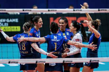 Jogadoras do Gerdau Minas celebram ponto sobre o Tijuca em jogo válido pela Superliga Feminina de Vôlei