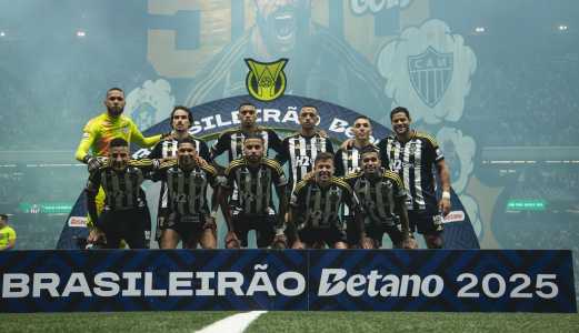Time do Atlético posado na Arena MRV antes de jogo do Campeonato Brasileiro