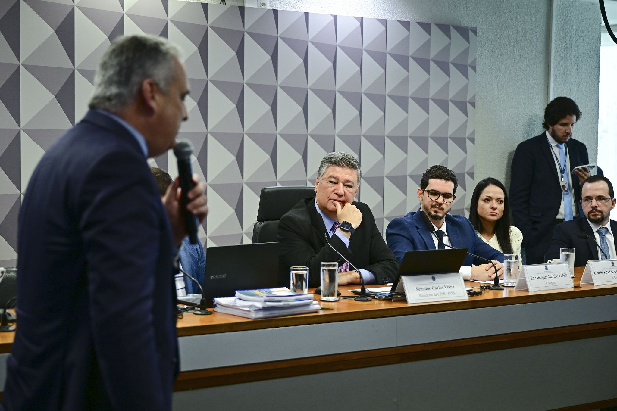 Vídeo: advogado é surpreendido na CPMI do INSS com notícia da prisão do pai durante sessão