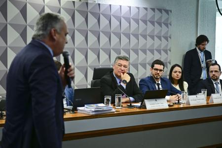 Depoente foi comunicado sobre a prisão do pai ao vivo, durante a CPMI do INSS