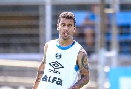 Marcos Rocha volta aos treinos no CT Luiz Carvalho, em Porto Alegre, após lesão muscular