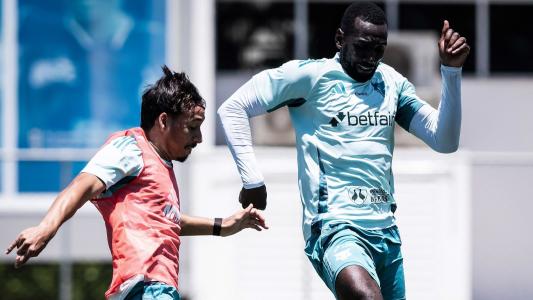 Japa (esq) e Yannick Bolasie (dir) em treino na Toca da Raposa II