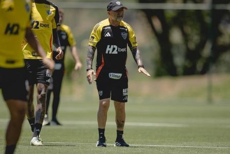Técnico Jorge Sampaoli no comando do treino do Atlético na Cidade do Galo