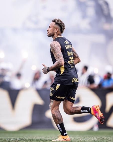Neymar deve ser titular do Santos contra o Palmeiras