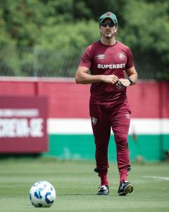 Zubeldía tenta a segunda vitória em clássicos no comando do Fluminense