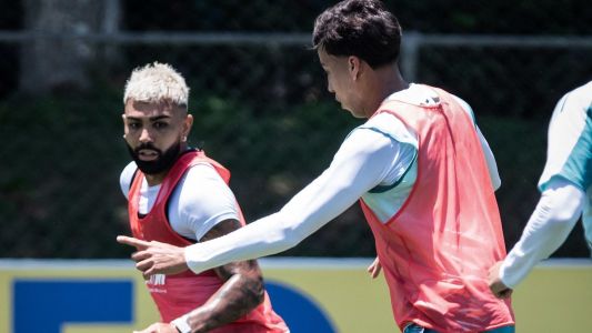 Gabigol (esq) em treino no Cruzeiro