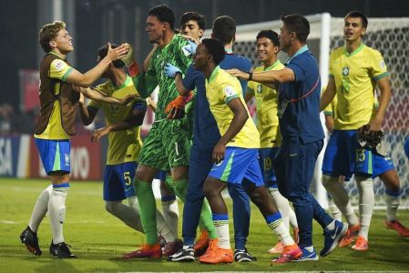 Jogadores do Brasil comemoram classificação conquistada diante do Paraguai